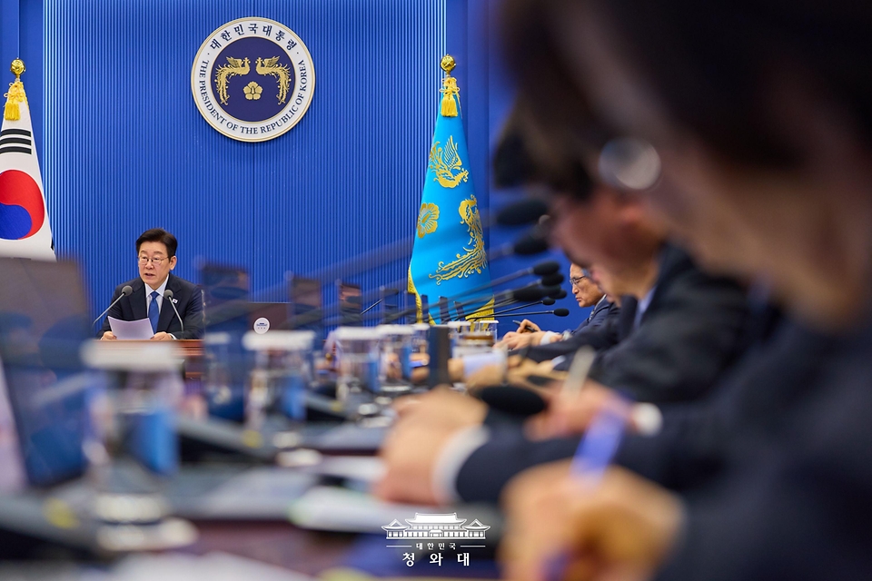 이재명 대통령이 2월 5일 청와대에서 열린 수석보좌관회의에서 발언하고 있다.