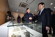 구윤철 부총리 겸 재정경제부 장관이 2월 5일 압전단결정 소재 및 수중음향센서를 생산하는 (주)아이블포토닉스와 로봇 솔수션 설계 및 로봇 표준화 플랫폼 구축 기업인 (주)브릴스를 방문, 대표이사로부터 제품 설명과 생산공정 설명을 듣고 있다.