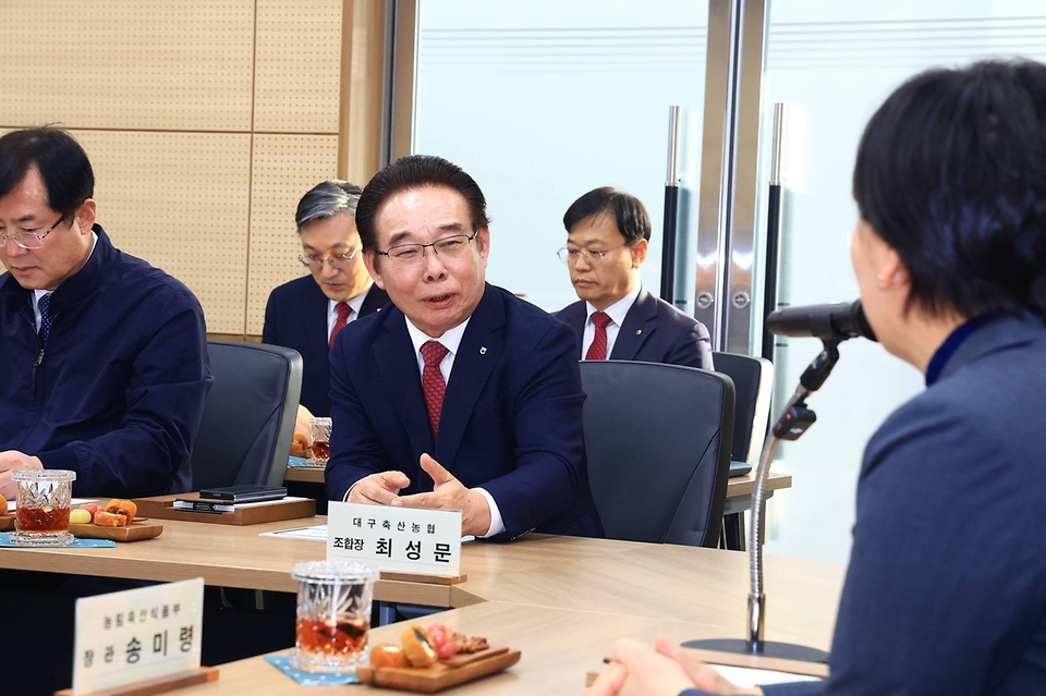 송미령 농림축산식품부 장관이 2월 5일 설 성수기를 맞아 대구광역시에 있는 대구축협 축산물 프라자를 방문해 축산물 수급 상황을 점검하고 있다.