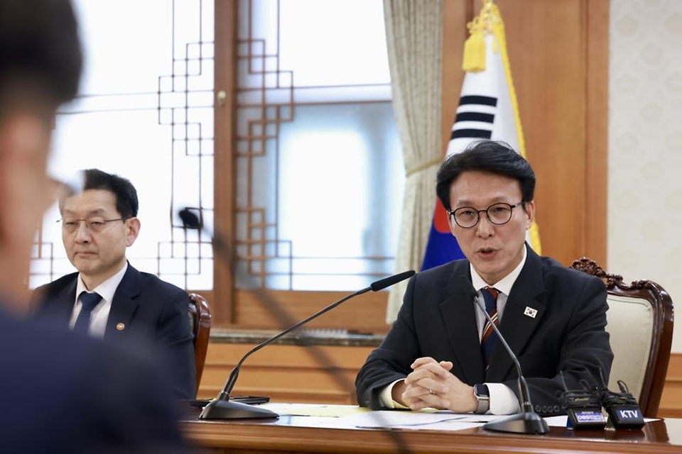 김민석 국무총리가 2월 5일 세종대로 정부서울청사에서 열린 색동원 사건 범정부 합동대응TF 1차회의를 주재하고 있다.