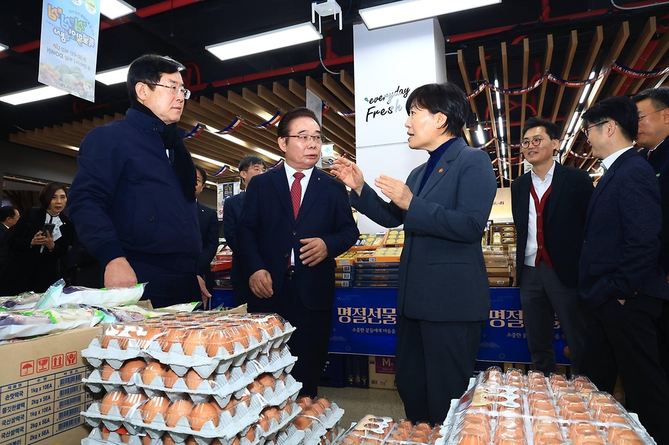송미령 농림축산식품부 장관이 2월 5일 설 성수기를 맞아 대구광역시에 있는 대구축협 축산물 프라자를 방문해 축산물 수급 상황을 점검하고 있다.