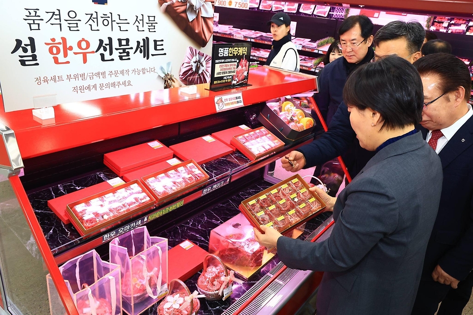 송미령 농림축산식품부 장관이 2월 5일 설 성수기를 맞아 대구광역시에 있는 대구축협 축산물 프라자를 방문해 축산물 수급 상황을 점검하고 있다.