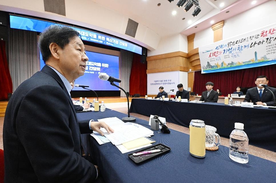 구윤철 부총리 겸 재정경제부 장관이 2월 5일 압전단결정 소재 및 수중음향센서를 생산하는 (주)아이블포토닉스와 로봇 솔수션 설계 및 로봇 표준화 플랫폼 구축 기업인 (주)브릴스를 방문, 대표이사로부터 제품 설명과 생산공정 설명을 듣고 있다.