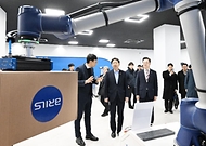 구윤철 부총리 겸 재정경제부 장관이 2월 5일 압전단결정 소재 및 수중음향센서를 생산하는 (주)아이블포토닉스와 로봇 솔수션 설계 및 로봇 표준화 플랫폼 구축 기업인 (주)브릴스를 방문, 대표이사로부터 제품 설명과 생산공정 설명을 듣고 있다.