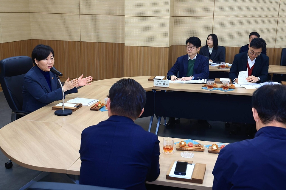 송미령 농림축산식품부 장관이 2월 5일 설 성수기를 맞아 대구광역시에 있는 대구축협 축산물 프라자를 방문해 축산물 수급 상황을 점검하고 있다.