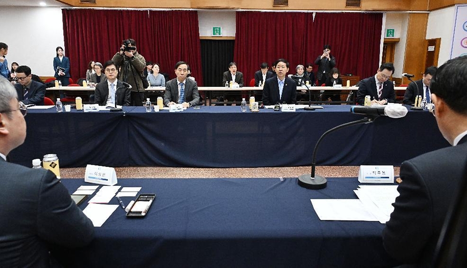 구윤철 부총리 겸 재정경제부 장관이 2월 5일 압전단결정 소재 및 수중음향센서를 생산하는 (주)아이블포토닉스와 로봇 솔수션 설계 및 로봇 표준화 플랫폼 구축 기업인 (주)브릴스를 방문, 대표이사로부터 제품 설명과 생산공정 설명을 듣고 있다.