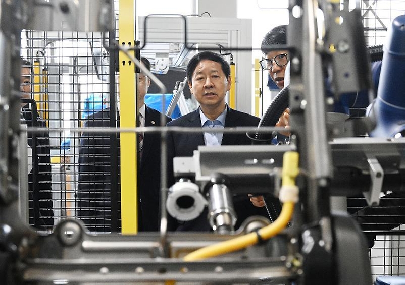 구윤철 부총리 겸 재정경제부 장관이 2월 5일 압전단결정 소재 및 수중음향센서를 생산하는 (주)아이블포토닉스와 로봇 솔수션 설계 및 로봇 표준화 플랫폼 구축 기업인 (주)브릴스를 방문, 대표이사로부터 제품 설명과 생산공정 설명을 듣고 있다.