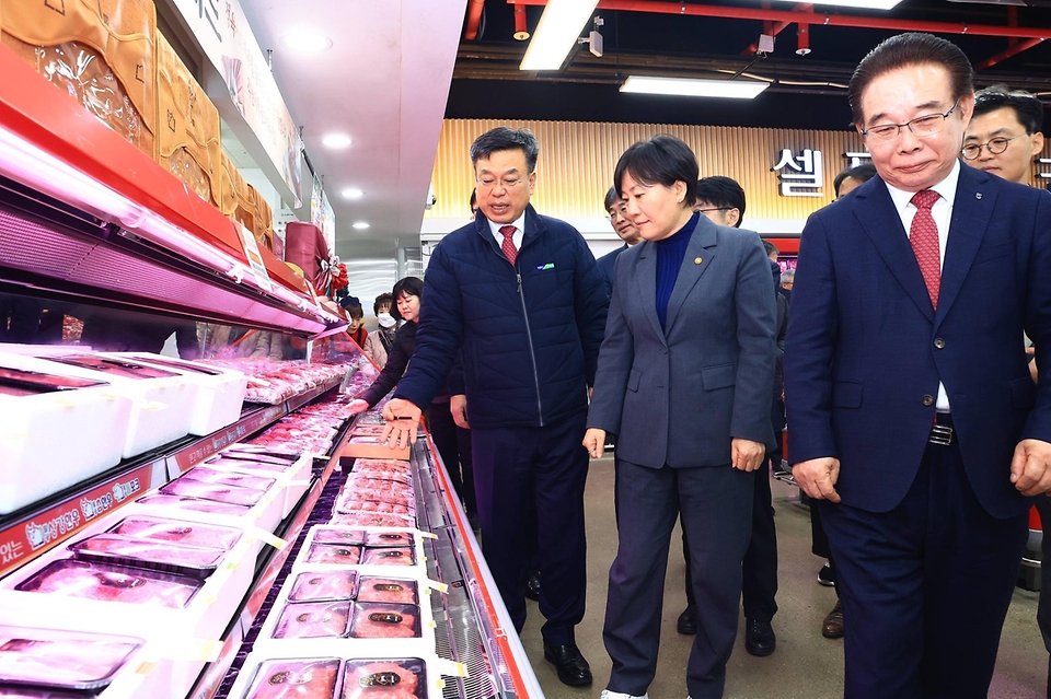 송미령 농림축산식품부 장관이 2월 5일 설 성수기를 맞아 대구광역시에 있는 대구축협 축산물 프라자를 방문해 축산물 수급 상황을 점검하고 있다.