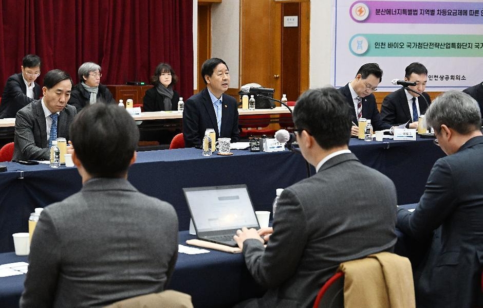 구윤철 부총리 겸 재정경제부 장관이 2월 5일 압전단결정 소재 및 수중음향센서를 생산하는 (주)아이블포토닉스와 로봇 솔수션 설계 및 로봇 표준화 플랫폼 구축 기업인 (주)브릴스를 방문, 대표이사로부터 제품 설명과 생산공정 설명을 듣고 있다.