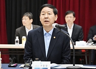 구윤철 부총리 겸 재정경제부 장관이 2월 5일 압전단결정 소재 및 수중음향센서를 생산하는 (주)아이블포토닉스와 로봇 솔수션 설계 및 로봇 표준화 플랫폼 구축 기업인 (주)브릴스를 방문, 대표이사로부터 제품 설명과 생산공정 설명을 듣고 있다.