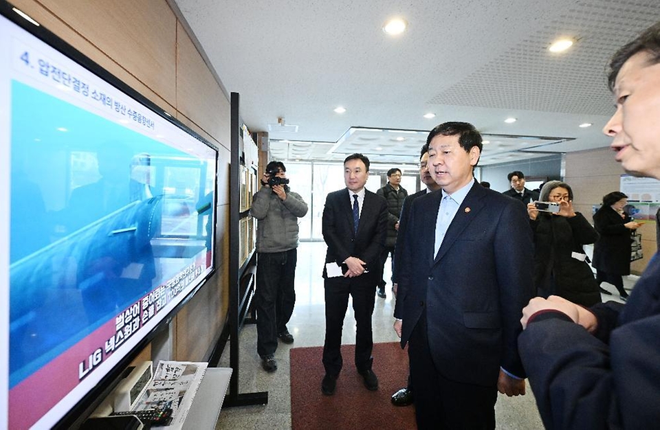 구윤철 부총리 겸 재정경제부 장관이 2월 5일 압전단결정 소재 및 수중음향센서를 생산하는 (주)아이블포토닉스와 로봇 솔수션 설계 및 로봇 표준화 플랫폼 구축 기업인 (주)브릴스를 방문, 대표이사로부터 제품 설명과 생산공정 설명을 듣고 있다.