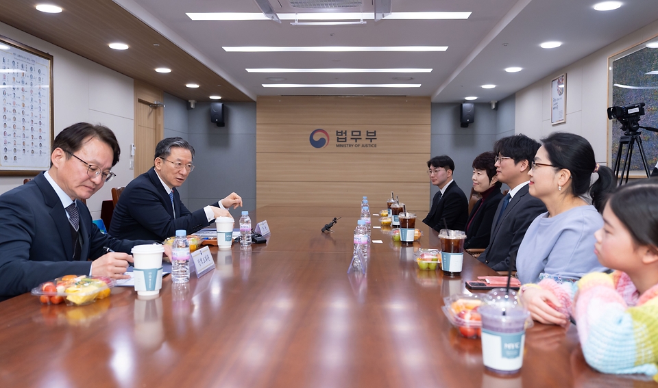 정성호 법무부 장관이 1월 30일 '제1회 법무부 일잘러·효율러 골든벨을 울려라'의 우수사례 수상자들과 티타임을 진행하며 수상자들을 격려하고 있다.