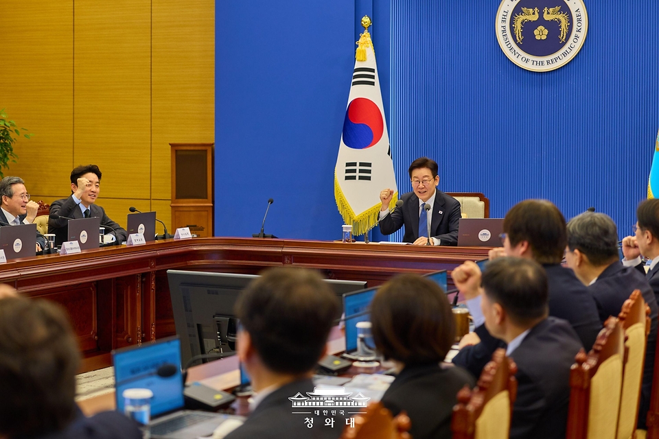 이재명 대통령이 2월 5일 청와대에서 열린 수석보좌관회의에서 밀라노 코르티나 동계올림픽 선수단 선전 기원 파이팅을 외치고 있다.