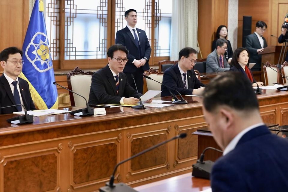 김민석 국무총리가 2월 5일 세종대로 정부서울청사에서 열린 색동원 사건 범정부 합동대응TF 1차회의를 주재하고 있다.