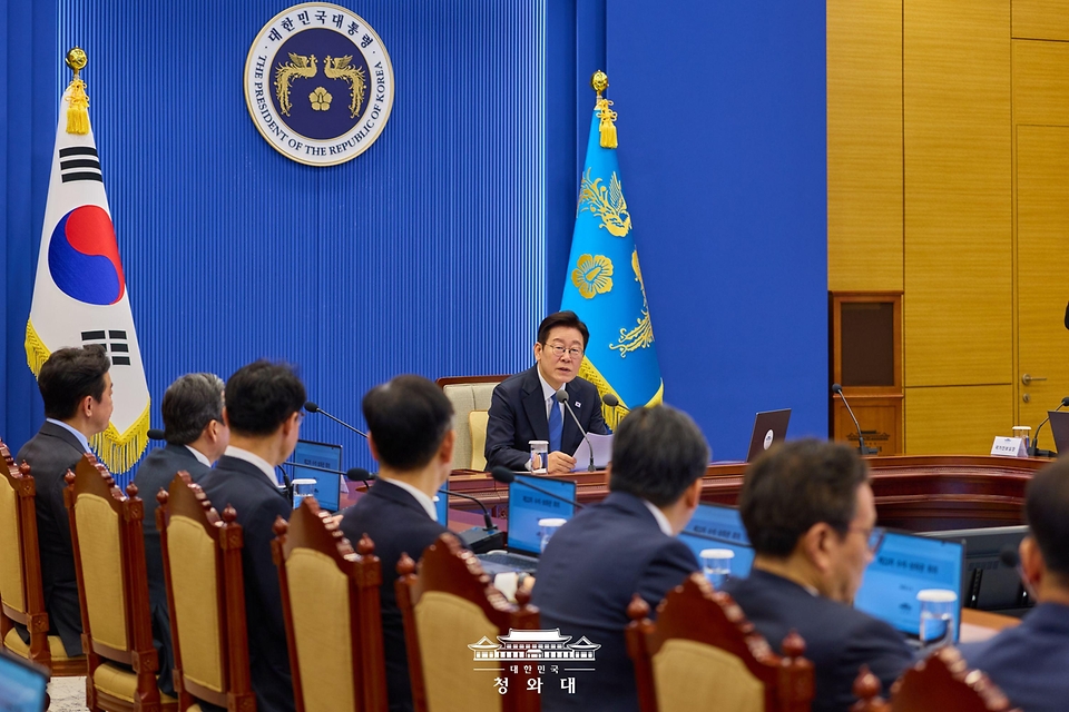 이재명 대통령이 2월 5일 청와대에서 열린 수석보좌관회의에서 발언하고 있다.
