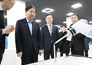 구윤철 부총리 겸 재정경제부 장관이 2월 5일 압전단결정 소재 및 수중음향센서를 생산하는 (주)아이블포토닉스와 로봇 솔수션 설계 및 로봇 표준화 플랫폼 구축 기업인 (주)브릴스를 방문, 대표이사로부터 제품 설명과 생산공정 설명을 듣고 있다.