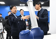 구윤철 부총리 겸 재정경제부 장관이 2월 5일 압전단결정 소재 및 수중음향센서를 생산하는 (주)아이블포토닉스와 로봇 솔수션 설계 및 로봇 표준화 플랫폼 구축 기업인 (주)브릴스를 방문, 대표이사로부터 제품 설명과 생산공정 설명을 듣고 있다.