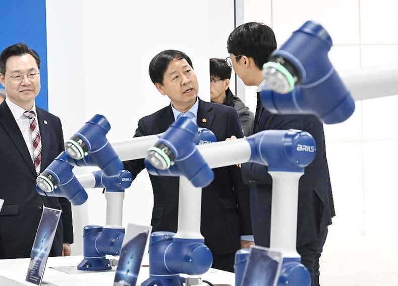 구윤철 부총리 겸 재정경제부 장관이 2월 5일 압전단결정 소재 및 수중음향센서를 생산하는 (주)아이블포토닉스와 로봇 솔수션 설계 및 로봇 표준화 플랫폼 구축 기업인 (주)브릴스를 방문, 대표이사로부터 제품 설명과 생산공정 설명을 듣고 있다.