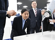 구윤철 부총리 겸 재정경제부 장관이 2월 5일 압전단결정 소재 및 수중음향센서를 생산하는 (주)아이블포토닉스와 로봇 솔수션 설계 및 로봇 표준화 플랫폼 구축 기업인 (주)브릴스를 방문, 대표이사로부터 제품 설명과 생산공정 설명을 듣고 있다.
