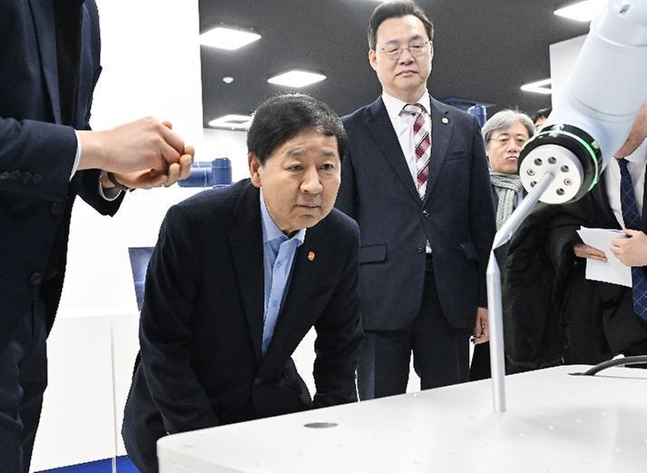 구윤철 부총리 겸 재정경제부 장관이 2월 5일 압전단결정 소재 및 수중음향센서를 생산하는 (주)아이블포토닉스와 로봇 솔수션 설계 및 로봇 표준화 플랫폼 구축 기업인 (주)브릴스를 방문, 대표이사로부터 제품 설명과 생산공정 설명을 듣고 있다.