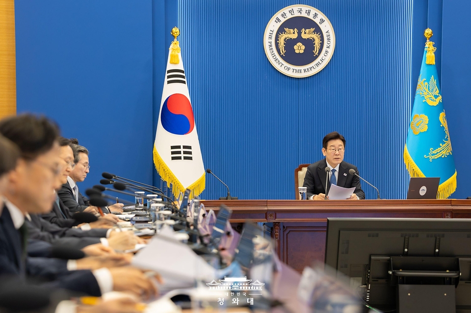 이재명 대통령이 2월 5일 청와대에서 열린 수석보좌관회의에서 발언하고 있다.