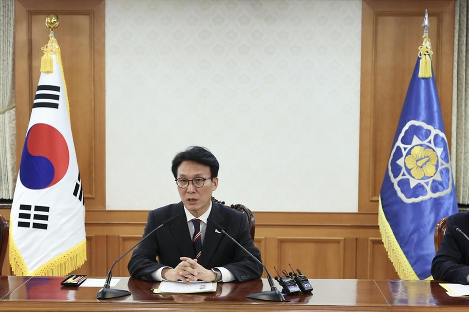 김민석 국무총리가 2월 5일 세종대로 정부서울청사에서 열린 색동원 사건 범정부 합동대응TF 1차회의를 주재하고 있다.