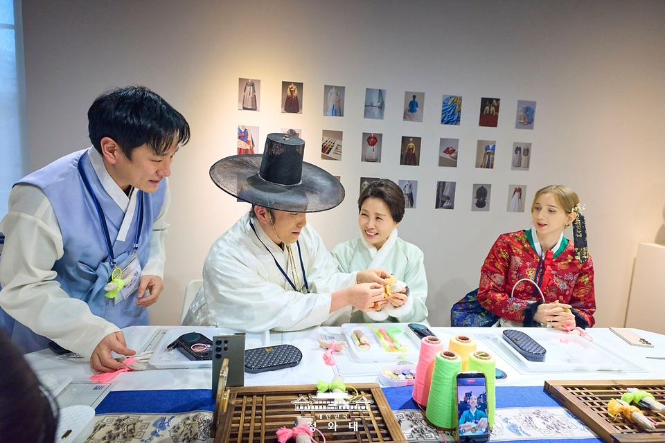 김혜경 여사가 2월 6일 서울 중구 정동1928 아트센터에서 열린 2026 설맞이 한복인 신년회에서 참석자들과 행운 명태 소품을 만들고 있다.