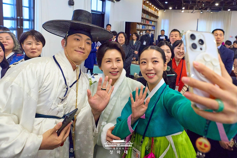 김혜경 여사가 2월 6일 서울 중구 정동1928 아트센터에서 열린 2026 설맞이 한복인 신년회에 참석해 한복을 사랑하는 인플루언서와 기념사진을 찍고 있다.