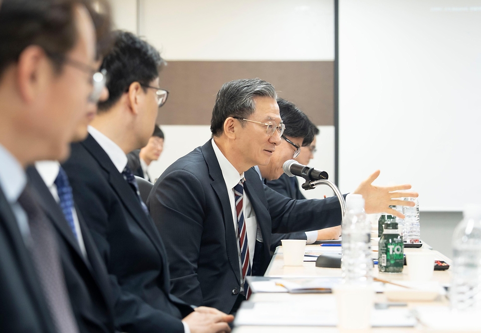 정성호 법무부 장관이 2월 6일 부산연안유람선부두에서 부산출입국·외국인청 신규 감시정 취항식을 개최하고, 해상 출입국관리 역량 강화를 위한 감시정의 본격적인 운항 시작을 알렸다. 같은 날 부산보호관찰소를 방문해 보호관찰·전자감독 등 범죄예방정책 집행 현장을 점검했다.