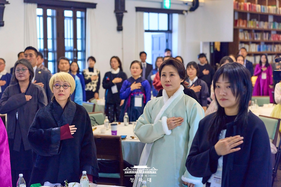 김혜경 여사가 2월 6일 서울 중구 정동1928 아트센터에서 열린 2026 설맞이 한복인 신년회에서 국민의례를 하고 있다.