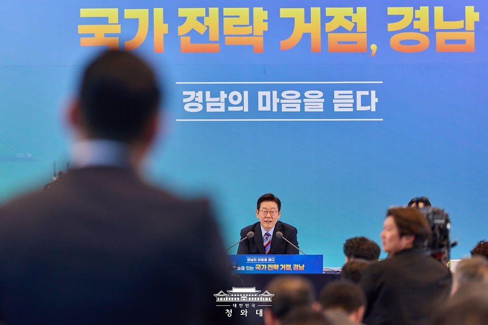 이재명 대통령이 6일 창원컨벤션센터에서 열린 '경남의 마음을 듣다' 타운홀 미팅에서 참석자 발언을 듣고 있다.