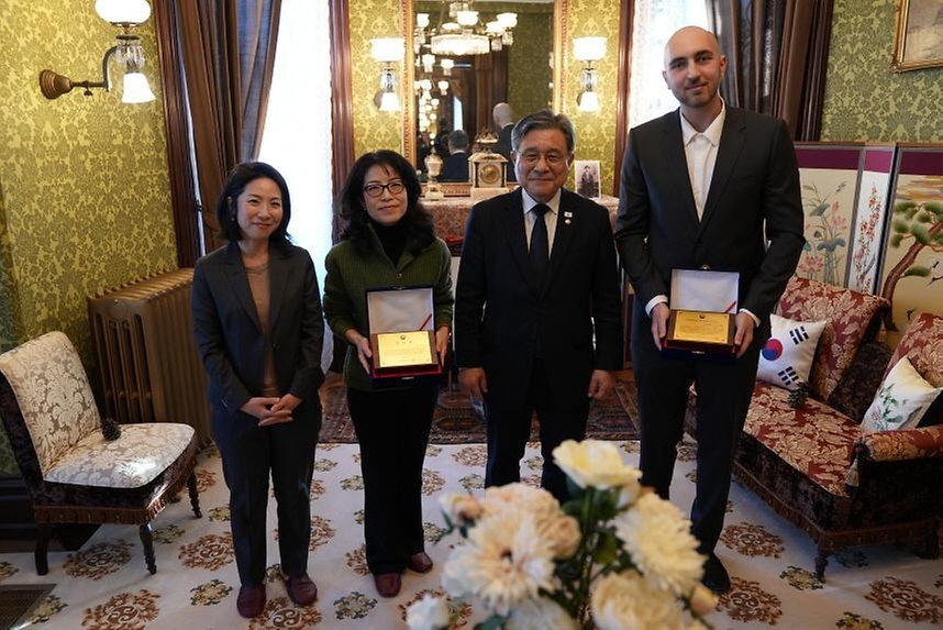 허민 국가유산청 청장이 국가유산청 산하 국외소재 문화유산재단과 함께 2월 8일(현지 시간) 미국 워싱턴DC 소재 주미대한제국공사관에서 조선 후기와 일제강점기 제작된 '조선 후기 주요 인물 문집 책판 3점'(척암선생문집 책판, 송자대전 책판, 번암집 책판/ 각 1점)을 미국인과 재미동포 소장자로부터 각각 기증받고 있다.