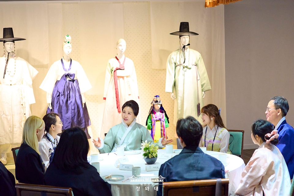 김혜경 여사가 2월 6일 서울 중구 정동1928 아트센터에서 열린 2026 설맞이 한복인 신년회에서 참석자들과 대화를 나누고 있다.