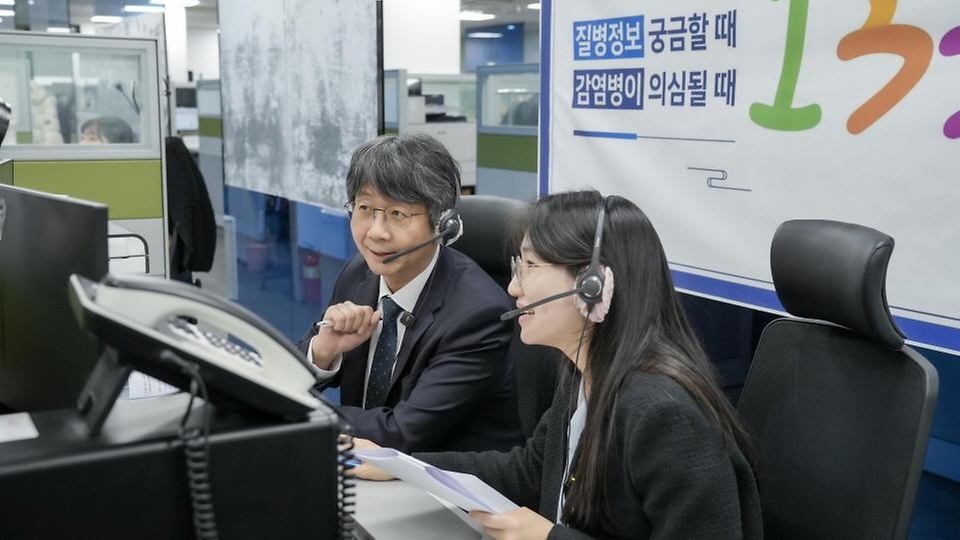 임승관 질병관리청 청장은 설 연휴를 앞둔 2월 5일 질병관리청의 대국민 소통 창구인 1339 콜센터(서울시 동작구 소재)를 방문해 감염병 전문 일일 상담사로서 국민과 소통하며 상담을 진행하고 현장 의견을 청취했다.