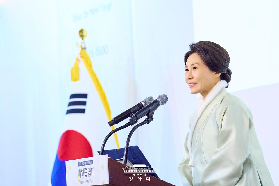 김혜경 여사가 2월 6일 서울 중구 정동1928 아트센터에서 열린 2026 설맞이 한복인 신년회에서 한복 명예홍보대사로 추대된 뒤 인사말을 하고 있다.
