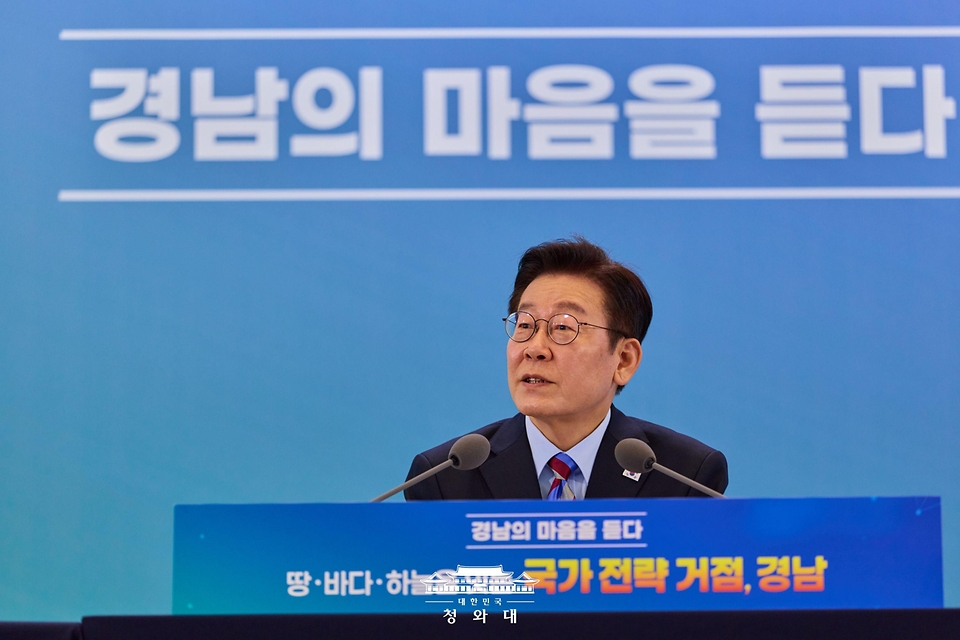 이재명 대통령이 2월 6일 창원컨벤션센터에서 열린 '경남의 마음을 듣다' 타운홀 미팅에서 발언하고 있다.