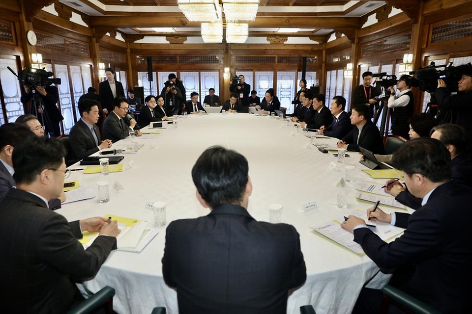 김민석 국무총리가 2월 8일 삼청동 총리서울공관에서 열린 고위당정협의회에서 발언을 하고 있다.