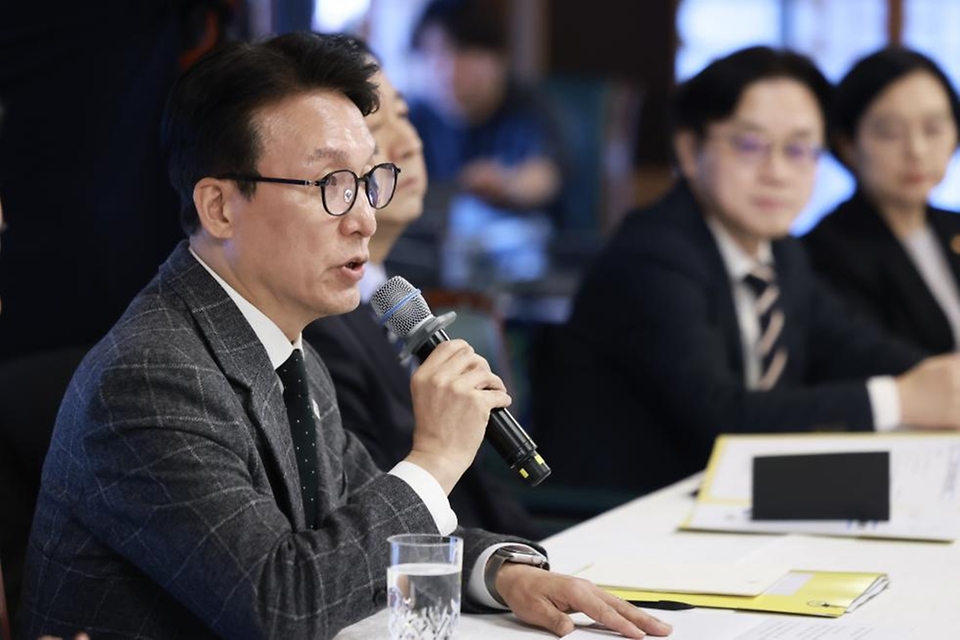 김민석 국무총리가 2월 8일 삼청동 총리서울공관에서 열린 고위당정협의회에서 발언을 하고 있다.