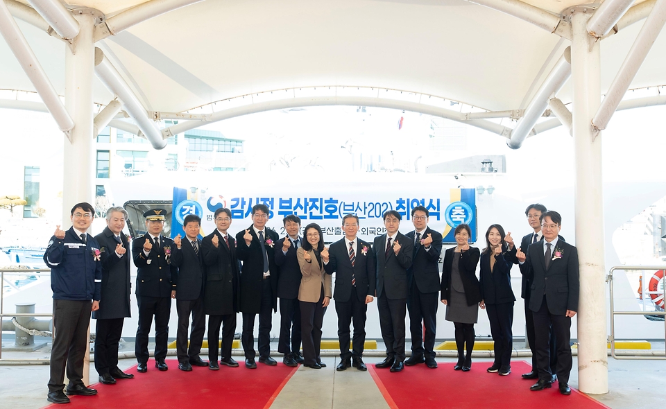 정성호 법무부 장관이 2월 6일 부산연안유람선부두에서 부산출입국·외국인청 신규 감시정 취항식을 개최하고, 해상 출입국관리 역량 강화를 위한 감시정의 본격적인 운항 시작을 알렸다. 같은 날 부산보호관찰소를 방문해 보호관찰·전자감독 등 범죄예방정책 집행 현장을 점검했다.