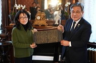 허민 국가유산청 청장이 국가유산청 산하 국외소재 문화유산재단과 함께 2월 8일(현지 시간) 미국 워싱턴DC 소재 주미대한제국공사관에서 조선 후기와 일제강점기 제작된 '조선 후기 주요 인물 문집 책판 3점'(척암선생문집 책판, 송자대전 책판, 번암집 책판/ 각 1점)을 미국인과 재미동포 소장자로부터 각각 기증받고 있다.
