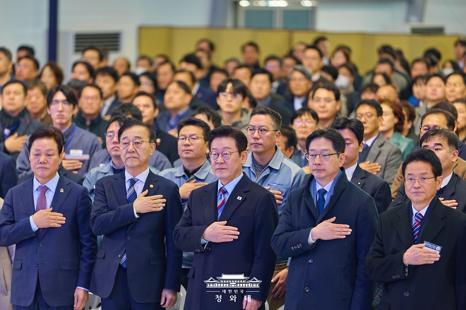 이재명 대통령이 2월 6일 경남 거제시 견내량 인근에서 열린 남부내륙철도 착공식에서 국기에 경례하고 있다.