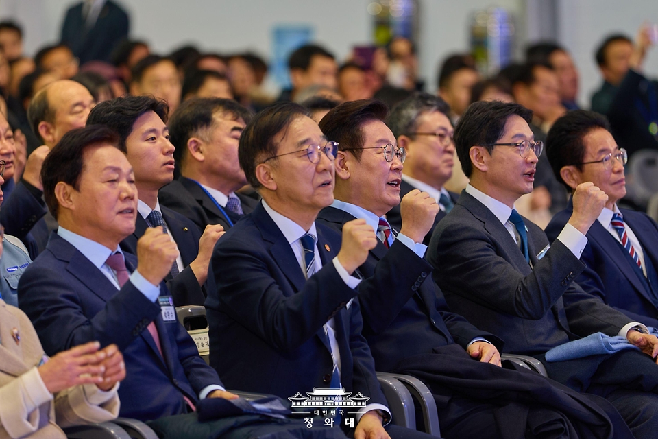 이재명 대통령이 2월 6일 경남 거제시 견내량 인근에서 열린 남부내륙철도 착공식에서 참석자들과 안전 시공을 기원하며 구호를 외치고 있다.