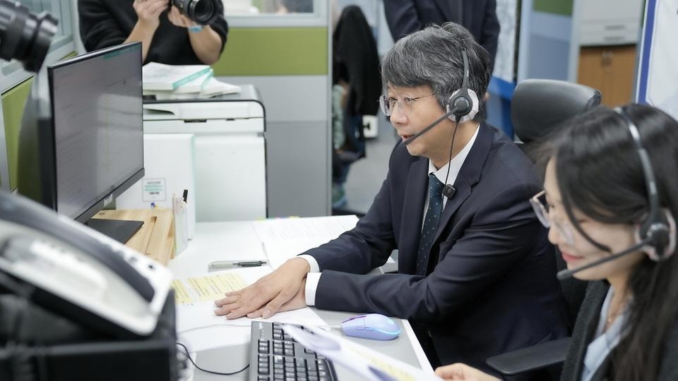 임승관 질병관리청 청장은 설 연휴를 앞둔 2월 5일 질병관리청의 대국민 소통 창구인 1339 콜센터(서울시 동작구 소재)를 방문해 감염병 전문 일일 상담사로서 국민과 소통하며 상담을 진행하고 현장 의견을 청취했다.