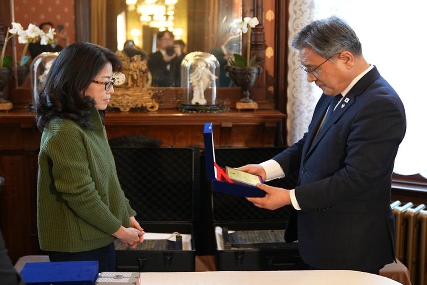 허민 국가유산청 청장이 국가유산청 산하 국외소재 문화유산재단과 함께 2월 8일(현지 시간) 미국 워싱턴DC 소재 주미대한제국공사관에서 조선 후기와 일제강점기 제작된 '조선 후기 주요 인물 문집 책판 3점'(척암선생문집 책판, 송자대전 책판, 번암집 책판/ 각 1점)을 미국인과 재미동포 소장자로부터 각각 기증받고 있다.