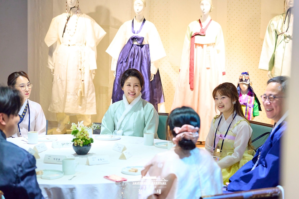 김혜경 여사가 2월 6일 서울 중구 정동1928 아트센터에서 열린 2026 설맞이 한복인 신년회에서 참석자들과 대화를 나누고 있다.