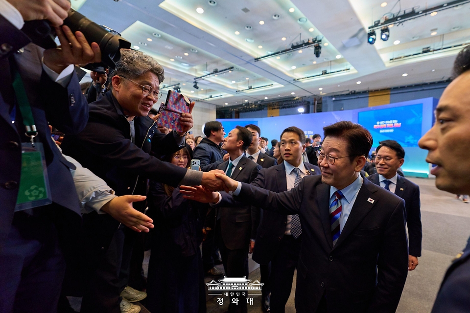 이재명 대통령이 2월 6일 창원 성산구 창원컨벤션센터에서 '경남의 마음을 듣다' 타운홀미팅 간담회 후 참석자들과 인사를 나누고 있다.