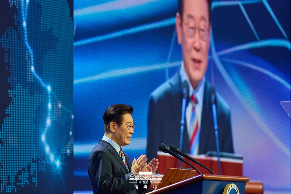 이재명 대통령이 2월 6일 경남 거제시 견내량 인근에서 열린 남부내륙철도 착공식에서 기념사를 하고 있다.