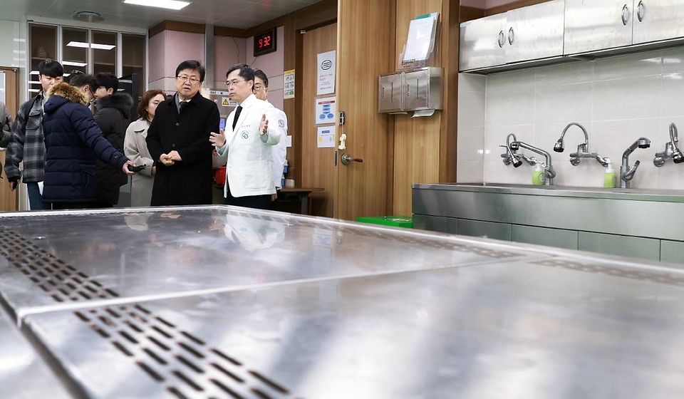 최교진 교육부 장관이 2월 9일 충북대학교 의과대학을 방문해 의대 교육여건을 점검하고, 의과대학 관계자들과 현장 간담회를 개최하고 있다. 이번 현장 방문은 지역 의과대학의 교육여건을 점검하고 향후 지원 방향에 대한 현장 의견을 청취하고자 마련됐다.