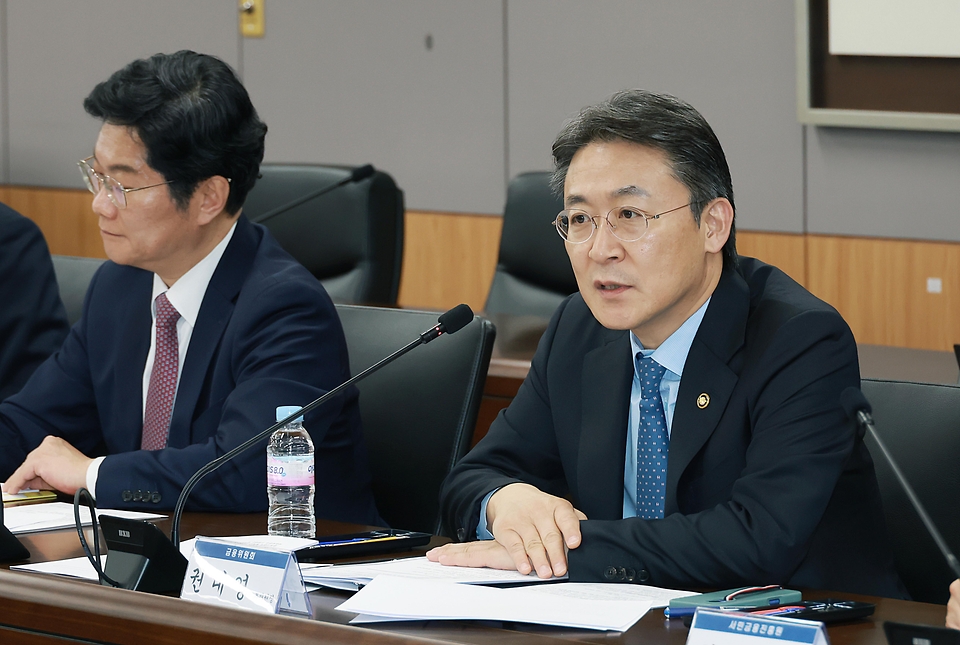 권대영 금융위원회 부위원장이 2월 10일 서울 종로구 정부서울청사에서 개최한 청년 모두를 위한 재무상담 TF 출범 회의에서 금융감독원, 서민금융진흥원, 은행·보험·금융투자협회, 청년 재무상담 사업 운영기관 및 관련 전문가 등과 국정과제인 '모두를 위한 재무상담'의 추진 방향과 금융업권별 청년 대상 재무상담 활성화 방안 등을 논의하고 있다.