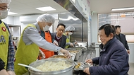 권오을 국가보훈부 장관이 2월 4일 오전 서울시 용산구 서울연탄은행에서 열린 민·관·군이 함께하는 설맞이 찾아가는 보훈 따뜻한 한 끼 봉사에 참석해 허기복 밥상공동체 연탄은행 대표 및 주요 내빈들과 함께 국가유공자들에게 배식 봉사를 하고 있다.